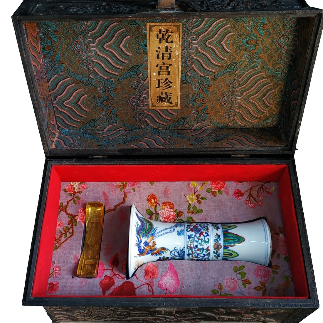 Qing Yongzheng style Doucai hand-painted flower drum: This is a large-scale Qing Yongzheng style Doucai hand-painted flower drum, 20 centimeters in height and 10 centimeters in diameter. The shape is classic flower drum, with white glaze as the ground, D