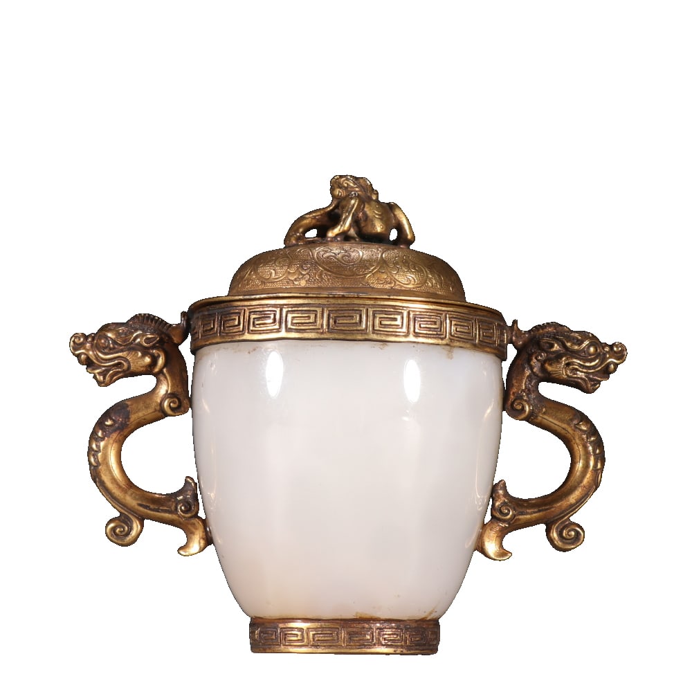 Liao-Jin style agate cup with gold-plated double dragon ears: This is a Liao-Jin style agate cup with gilded double dragon ears, measuring 11cm in height, 12.2cm in width, and weighing 360g: The body of the vessel is made of white agate, with a soft texture; The