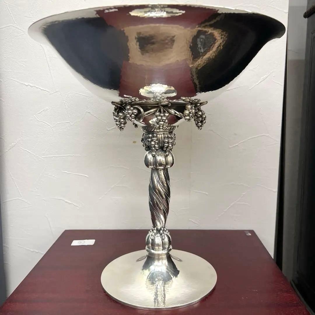 George Jason Pure Silver Grape Bowl, 1862g, with original box: George Jason pure silver grape bowl, 1862 grams, with original box, height 31.5 cm, diameter 30.4 cm Freight: 1.International Shipping: Foreign shipping costs are determined by the destination. 2.Phot