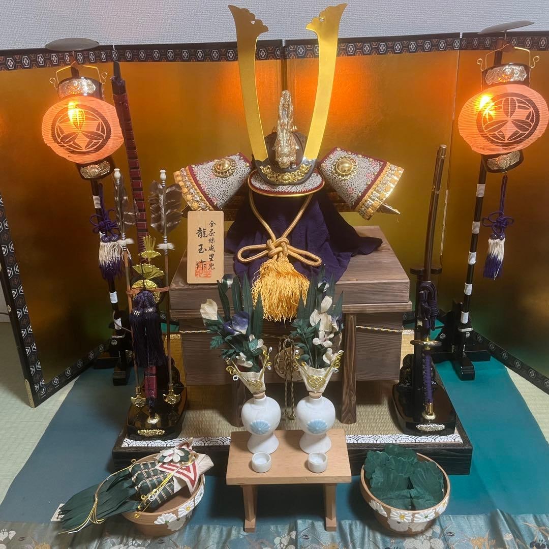 Old helmet ornament: A May Doll that is over 50 years old or older.Lanterns are painted with nine bamboo leaves forming a circle, along with the image of the war god Toyotomi Hideyoshi, the family crest of Takigawa Naibu,