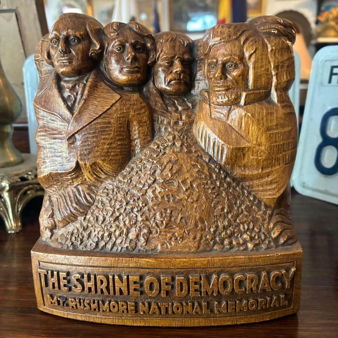 Mount Rushmore National Memorial Bookends (U.S. Research): It is made of a material that is somewhere between resin and wood, hence quite substantial. Whether used practically or displayed in a study, it is a beautiful decorative piece. Dimensions are approxi