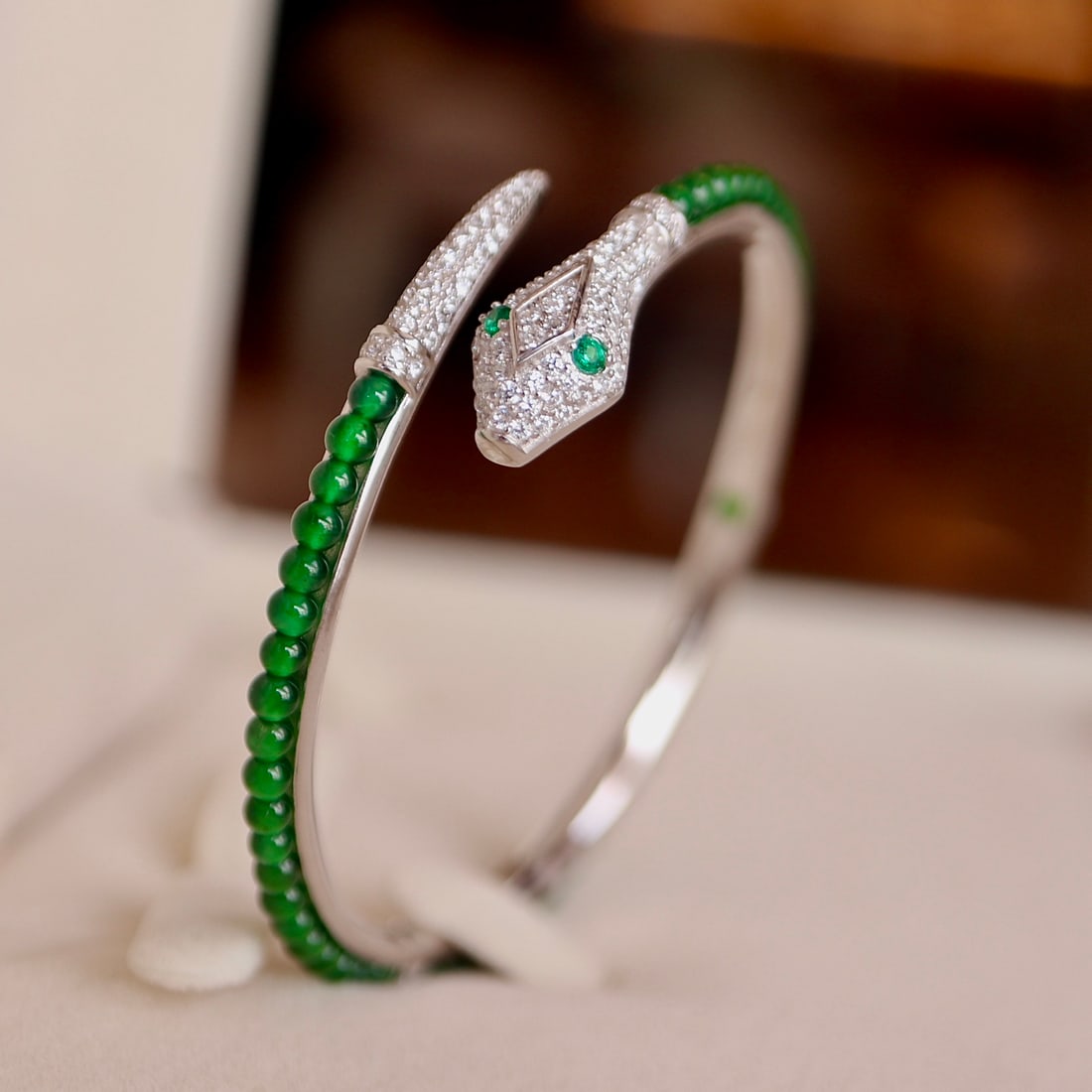 Jadeite and pearl snake-shaped bracelet with an adjustable opening design: Emerald Snake Bracelet, approximately 3mm, handcrafted, adjustable opening design
