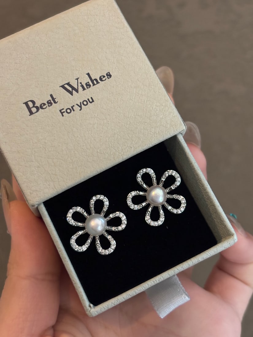 Sunflower Pearl Stud Earrings: Sunflower pearl stud earrings, 7-8mm high quality freshwater pearls with a flawless luster. S925 sterling silver ear studs.
