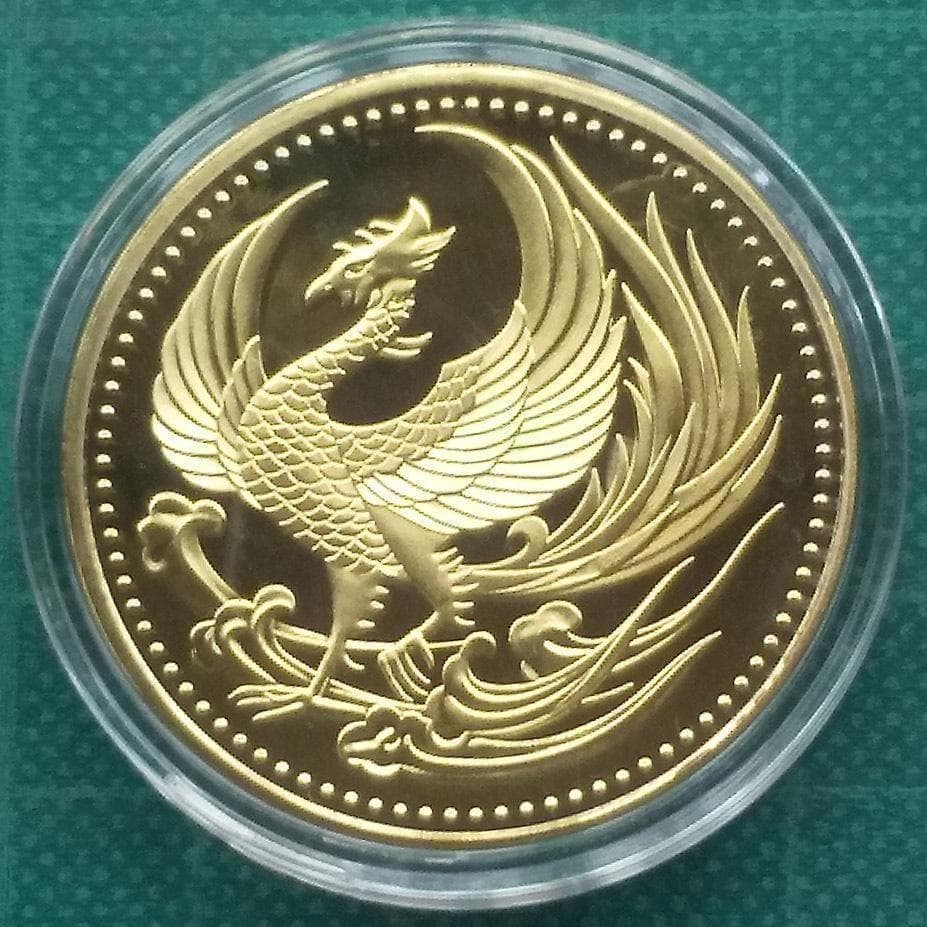 Phoenix Chrysanthemum Badge: Phoenix Chrysanthemum Emblem Golf Ball Marker, symbolizing good luck, wealth, and auspiciousness / Gold-plated, about 40 millimeters in diameter and approximately 3 millimeters in thickness /