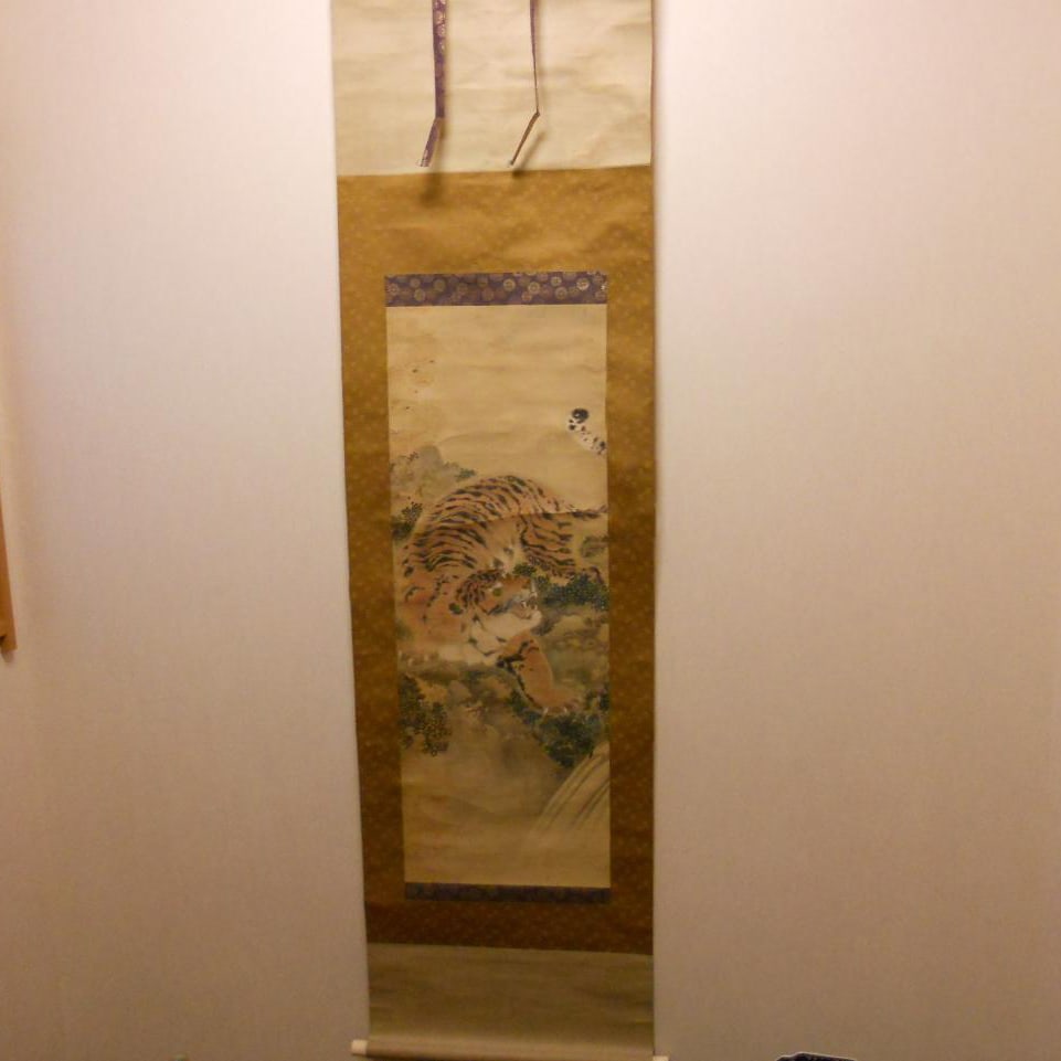 A hanging scroll that surpasses 'Tiger Attack' in its loose style: Kouan Shou (1717-1790) was a painter of the Southern School during the mid-Edo period. One of his crane paintings was exhibited on the TV Tokyo program 'Umiyun! Random Appraisal Group'. Professor Yasu