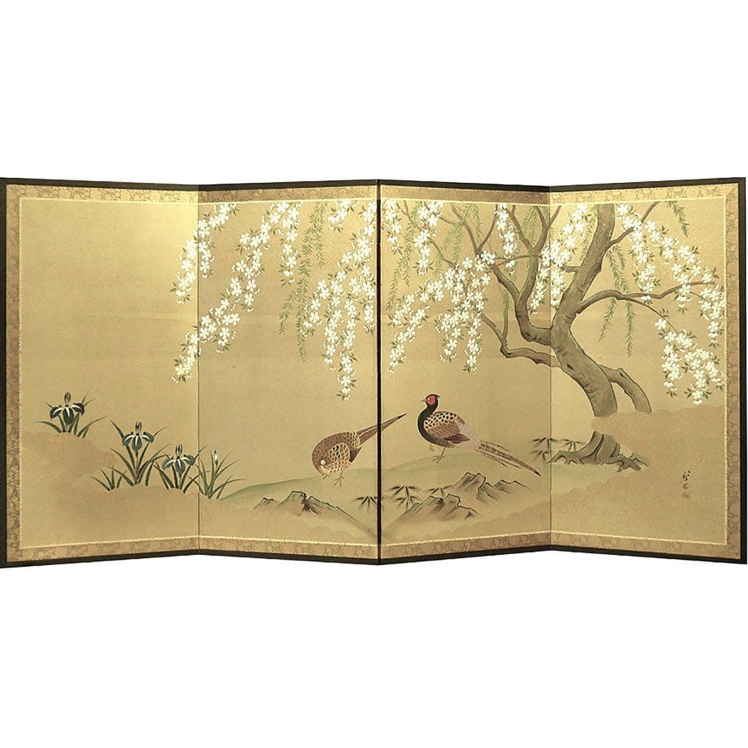 Four-fold screen, Japanese painting, silk painting, cherry blossoms and pheasants: This is a wall-mounted folding screen made using traditional Kyoto craftsmanship, produced in the 1970s. When unfolded, it measures 90 centimeters in height and 180 centimeters in width. It features a