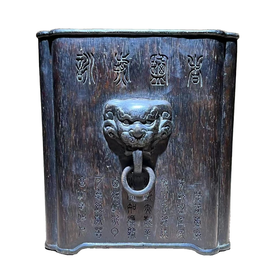 A Qing Dynasty style agarwood dragon head double-eared pen holder: A Qing Dynasty-style agarwood brush holder with dragon-head handles, measuring 16x16.5x17.5 cm and weighing 661 grams. Carved from a single piece of agarwood, the brush holder is exquisitely crafted,