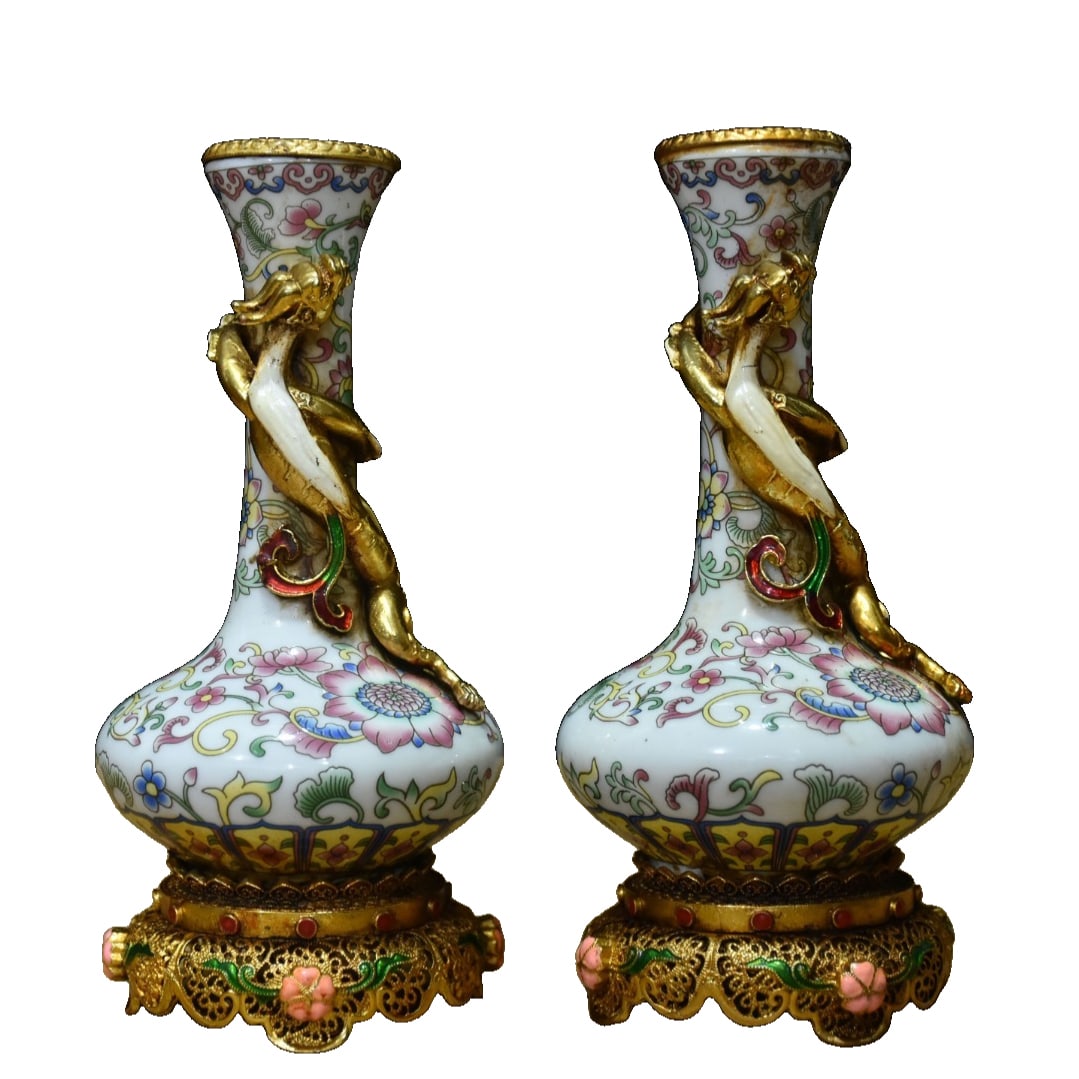 A pair of cloisonné enamel vases with dragon designs inlaid in a brocade box: Jin box, containing a pair of cloisonné enamel porcelain vases with dragon designs insideThe craftsmanship of the entire piece is superb, with unique decoration, lifelike and exquisite patterns, stro
