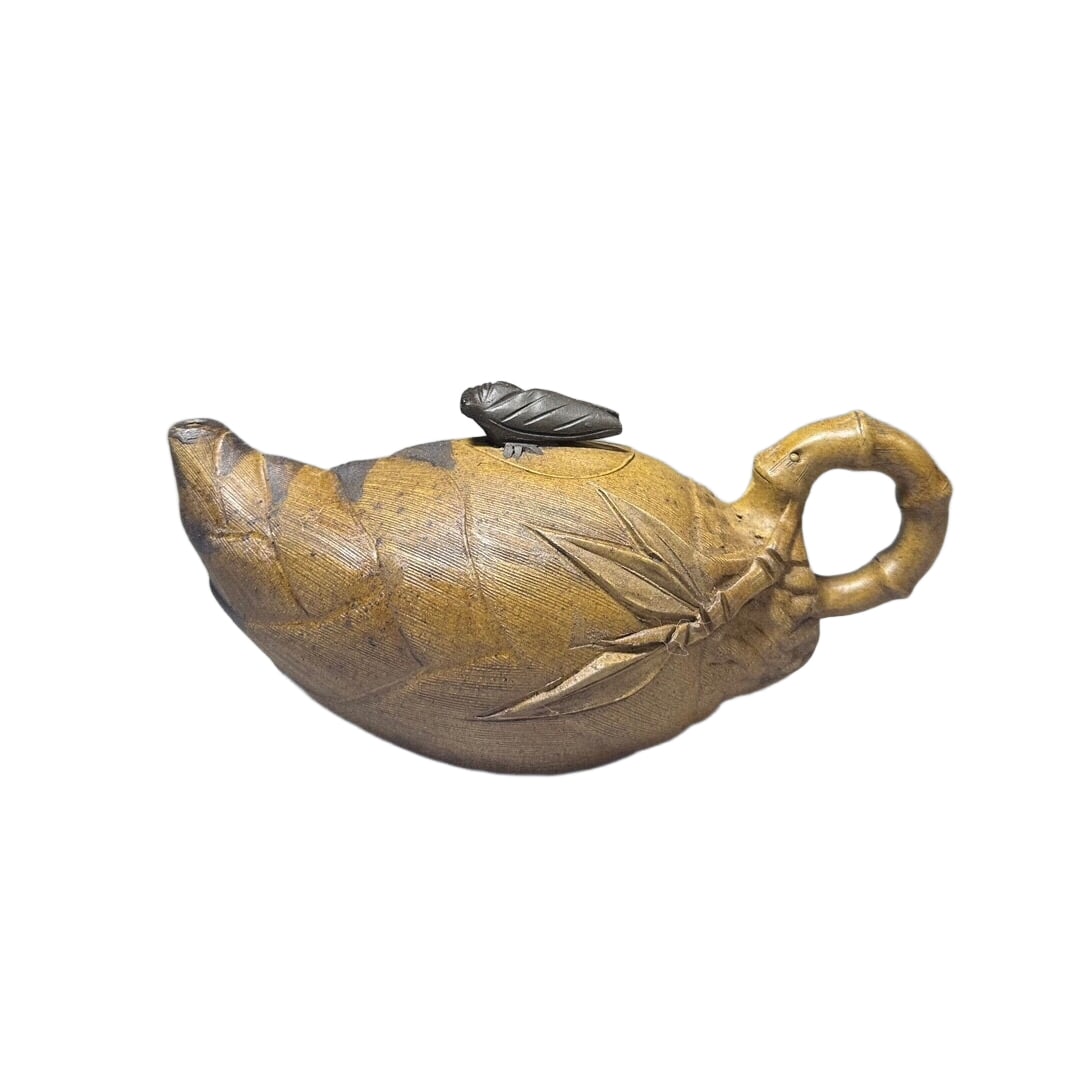 Chen Mingyuan Zisha Teapot: Treasured Zisha TeapotTasting Tea: Bamboo ShootBase Inscription: Chen MingyuanMaterial: Zisha ClayCapacity: 400ccSpout: Single HoleDimensions: 19.5x9cmBase Inscription Introduction: Chen Mingyuan, who