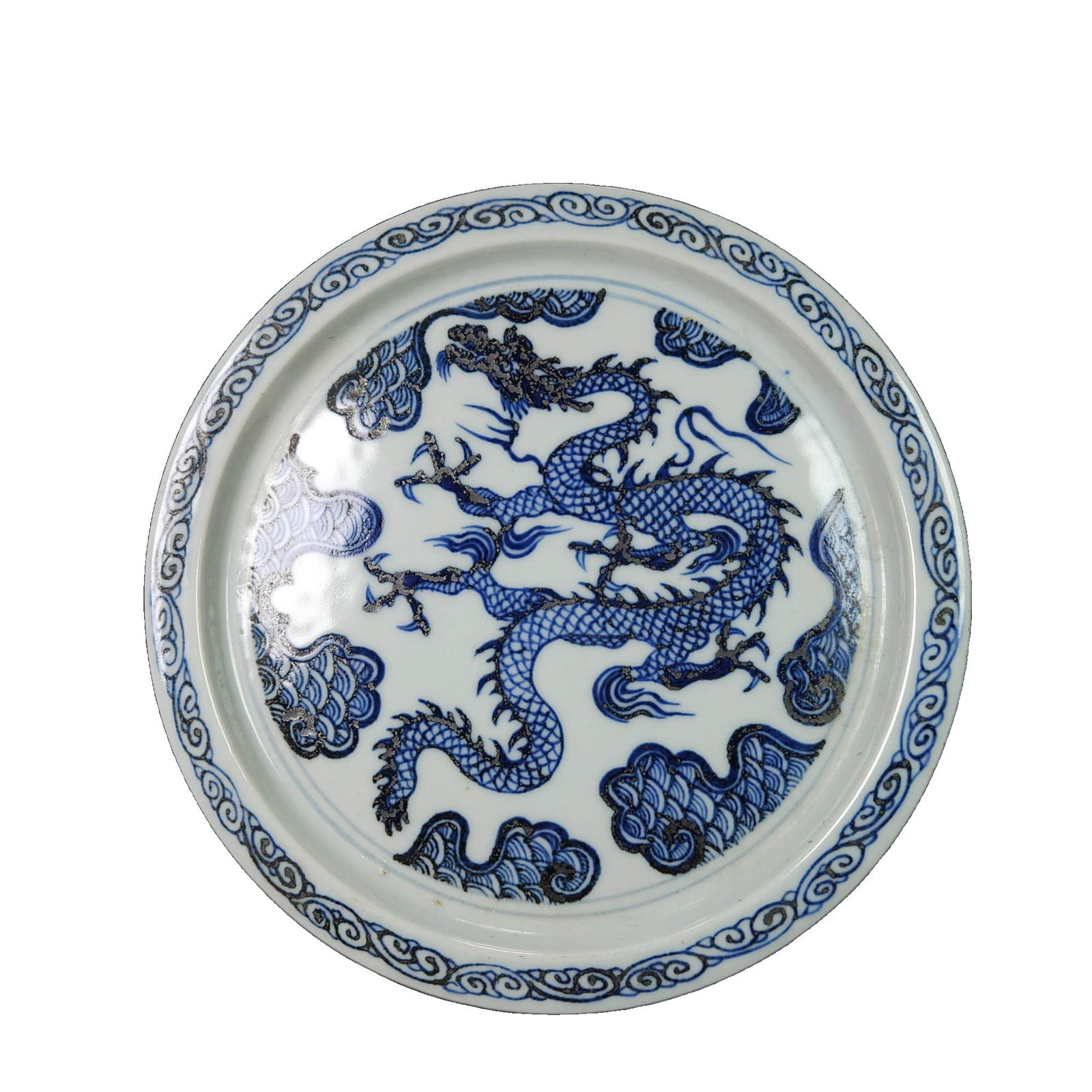 Yuan Dynasty style blue and white dragon pattern folded edge plate: This Yuan Dynasty style blue and white dragon patterned folded edge plate, with a height of 1cm and a diameter of 18cm, is an artifact of artistic and historical significance. It showcases the charm o