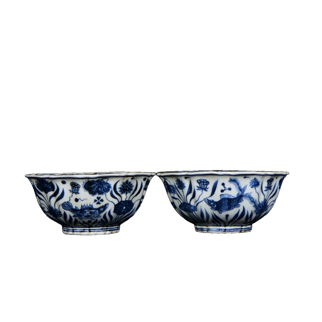 A pair of underglaze blue fish scale pattern beveled edge bowls, Ming Xuande style: This is a pair of Ming Xuande blue and white fish algae pattern scraping edge bowls, with dimensions of 8.6 x 19 centimeters. They feature classic blue and white craftsmanship to depict fish algae pat