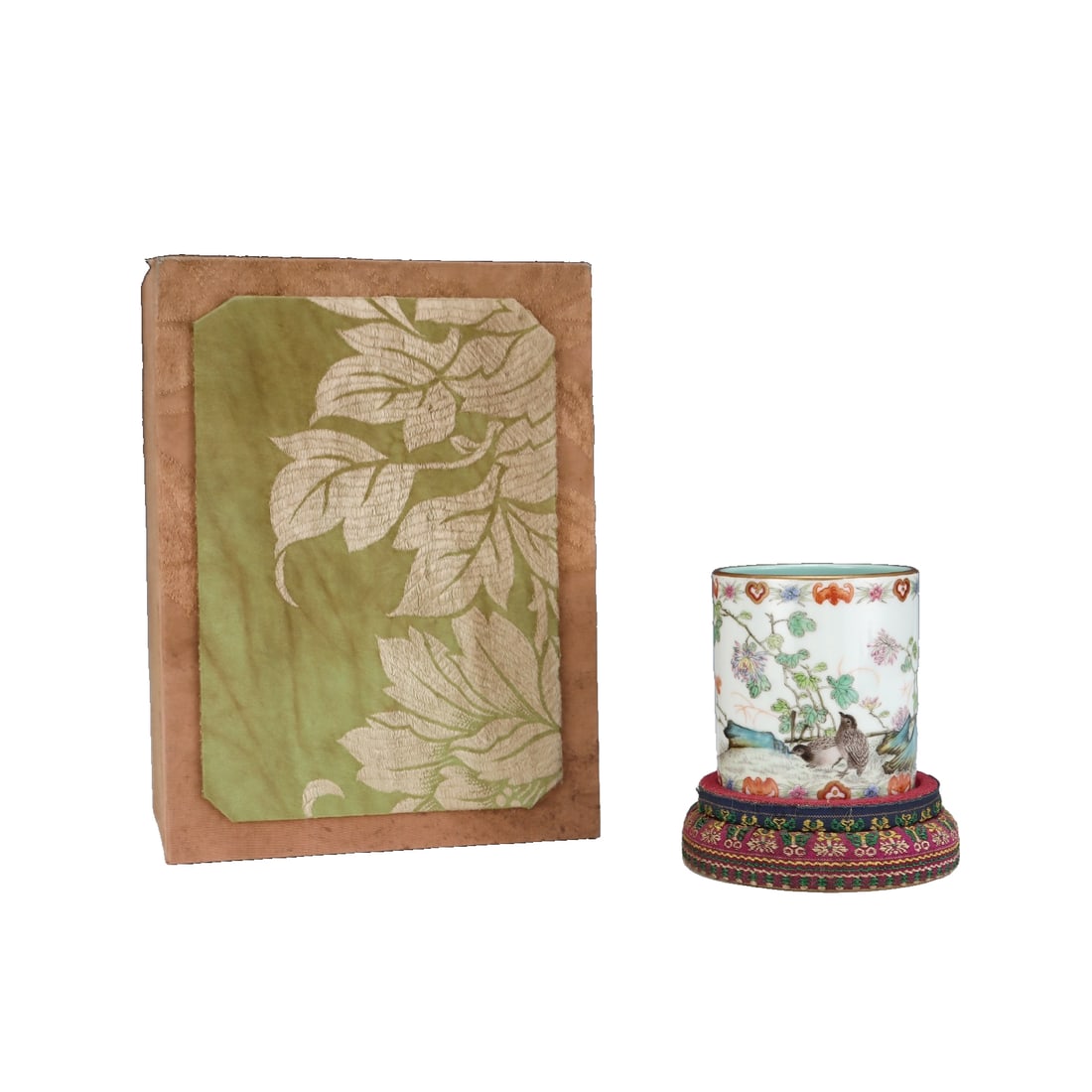 Qing Guangxu-style famille-rose brush pot: This powder color brush holder in the style of Guangxu era of the Qing Dynasty measures 8.7 centimeters in height and 7.8 centimeters in diameter at the belly. It belongs to the category of scholar's