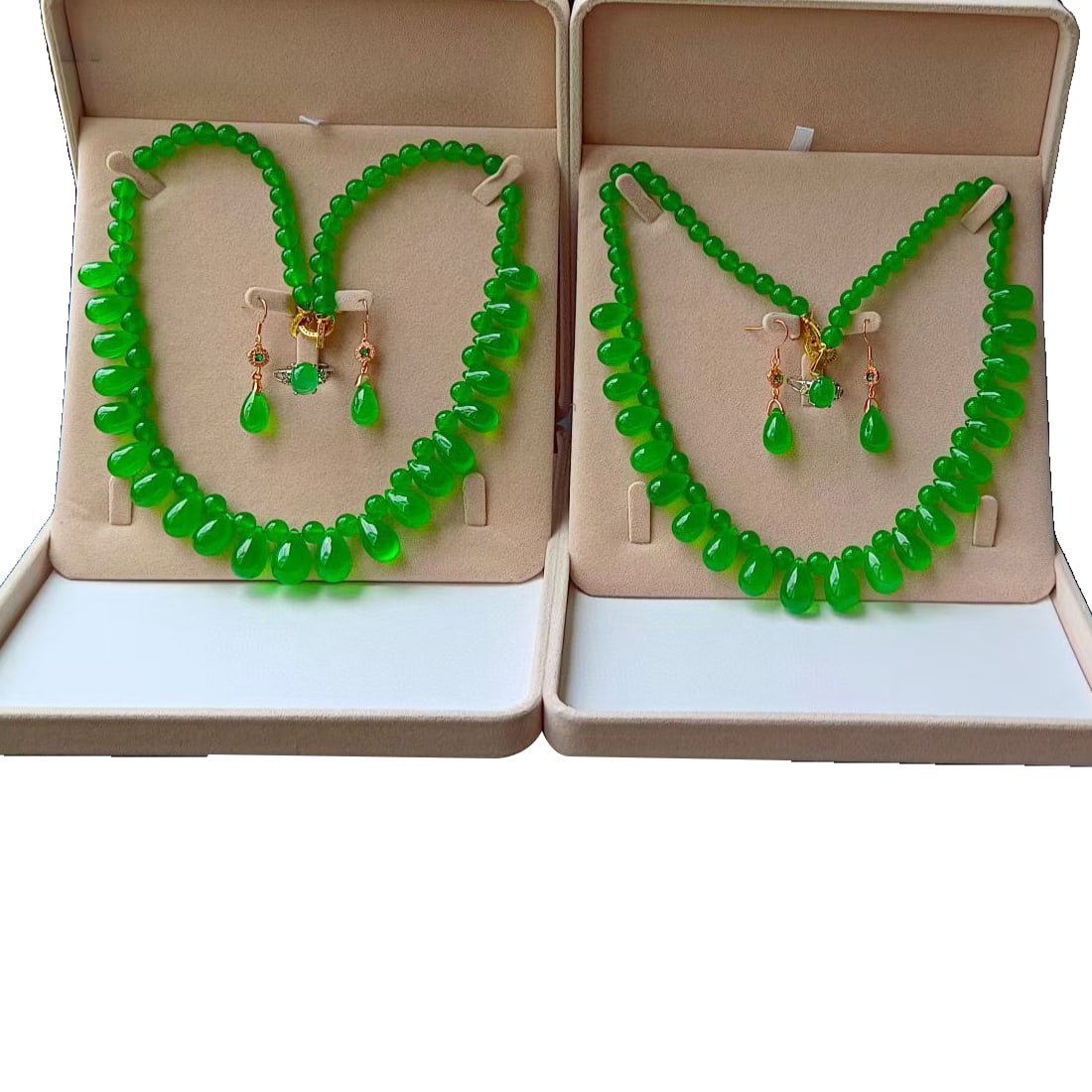 A set of jadeite tear-shaped jewelry: A set of jadeite water droplet jewelry, with exceptional water quality, perfect. Preliminary UV inspection, weighs 121 grams, 132 grams Freight: 1.International Shipping: Foreign shipping costs are