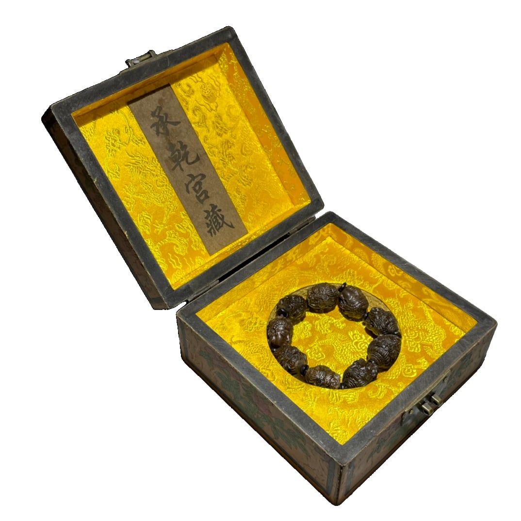 Rare Agarwood Bead Bracelet: Rare Sandalwood Buddha and Demon Bead Bracelet, 1.9x2.6 cm, weighs 45 grams Freight: 1.International Shipping: Foreign shipping costs are determined by the destination. 2.Photos, descriptions and