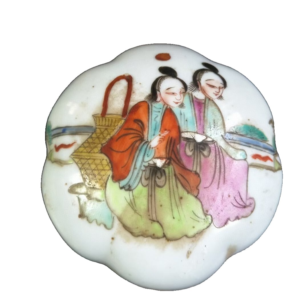 Qing Dynasty style large hand-painted pink enamel seal box with figures: A large Qing Dynasty style pink overglaze hand-painted seal ink box with fine artwork, beautiful glaze color, well-preserved condition, and a thick patina. Dimensions as shown in the picture.