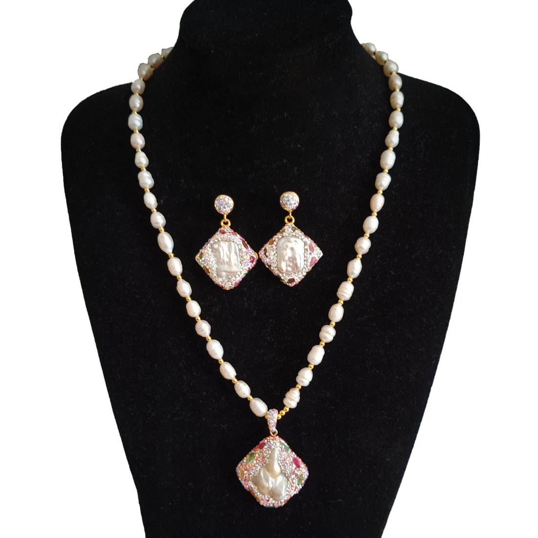 Qing Dynasty style pearl necklace and earrings: A Qing Dynasty style pearl necklace; earrings, 2.2 x 2.2 cm, a pair weighing 19.7 grams. The necklace is 56 cm long and weighs 45 grams. Bead size: 1.2 x 0.8 cm. Freight: 1.International Shipping: