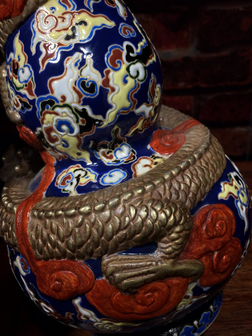 Enamelled Celadon Glaze Gourd-shaped Vase with Gold Inlaid Dragon Design - 4