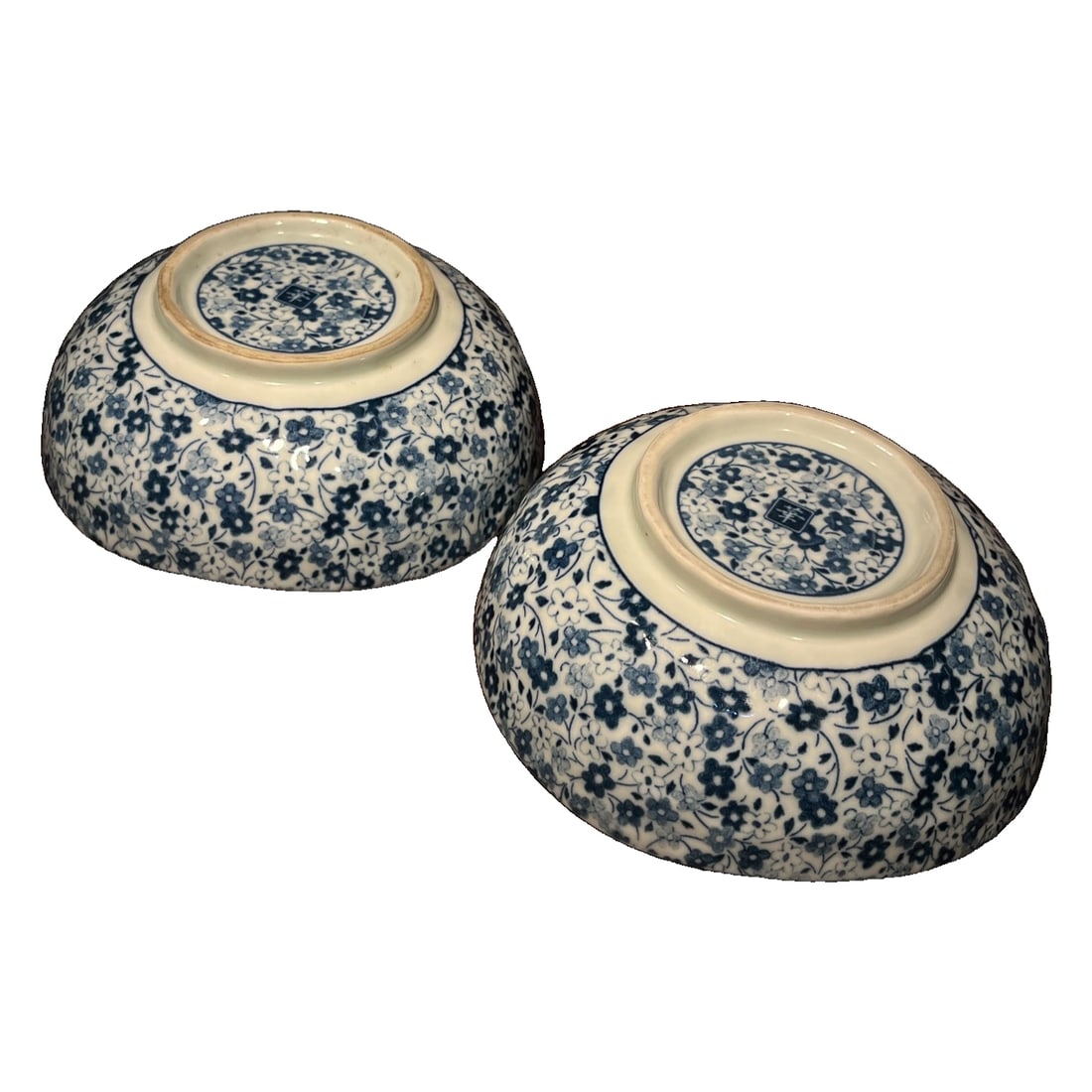 Set of two blue and white porcelain bowls with floral design: A set of two blue-and-white porcelain bowls with floral designs. The bowls have a thick glaze. They are 50mm high, 138mm in diameter, and weigh a total of 439g. They are in excellent condition. The