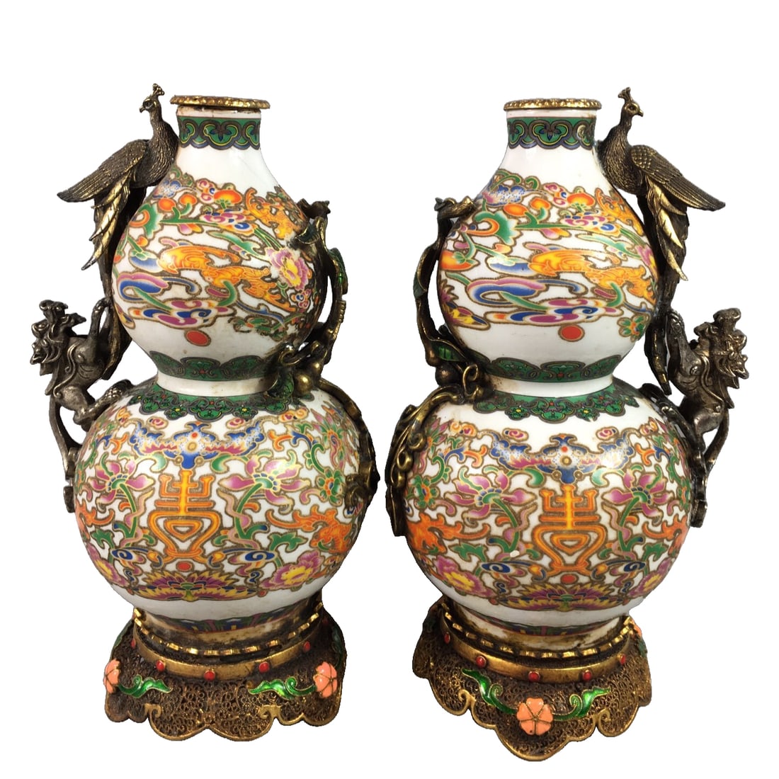 Qing Dynasty Qianlong Style Gilt Bronze Gourd-Shaped Vase: This is a gilded bronze gourd-shaped bottle from the Qianlong period of the Qing Dynasty. It has a mouth diameter of 4 centimeters, a width of 15 centimeters, and a height of 27 centimeters. The body