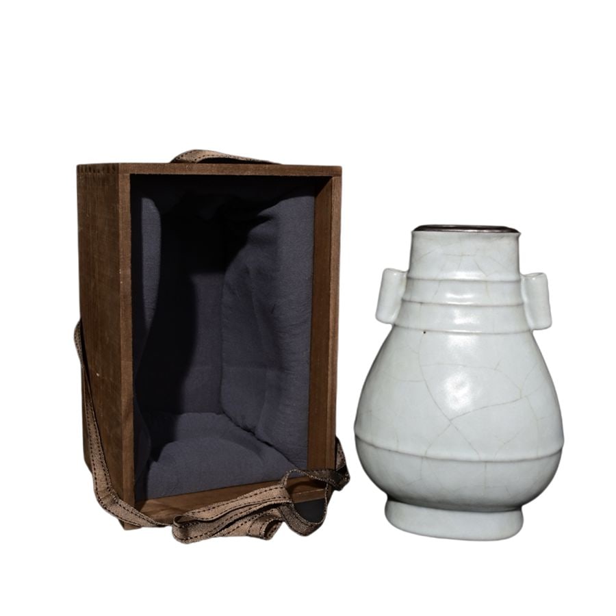 Song Dynasty style official kiln Qianlong imperial inscription pattern mouth looped handle vase: This object, in the style of the Song dynasty official kiln, measures about 24×16 centimeters and is shaped like a bottle with a mouth cover and looped handles. The overall craftsmanship is