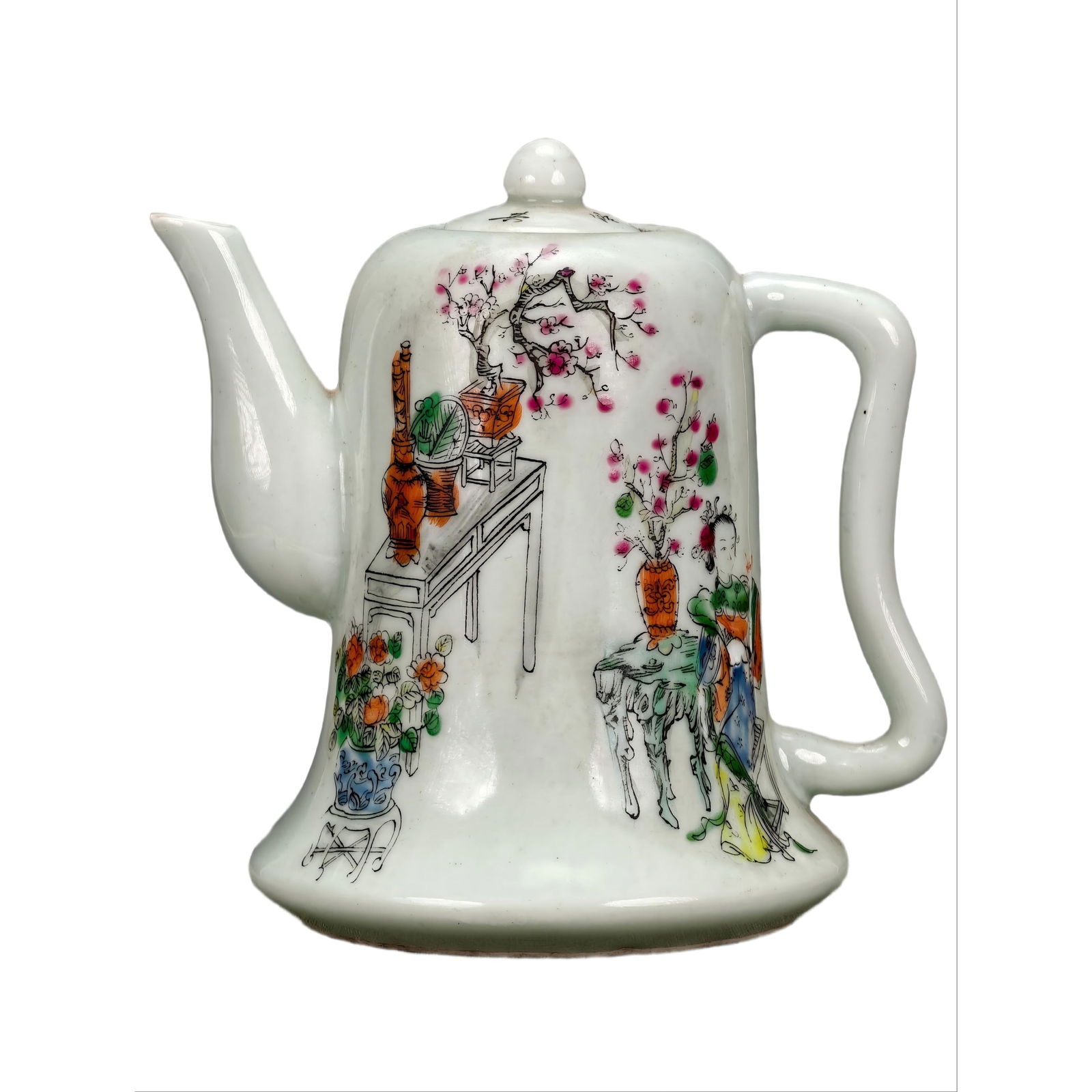 A famille rose ewer with a garden scene and female figures from the Tongzhi period of the Qing: A Qing Dynasty Tongzhi period famille rose ewer with a continuous garden scene of ladies and court ladies, measuring 16cm in height, 15.5cm in length, and 11.5cm in width. The ewer is exquisitely