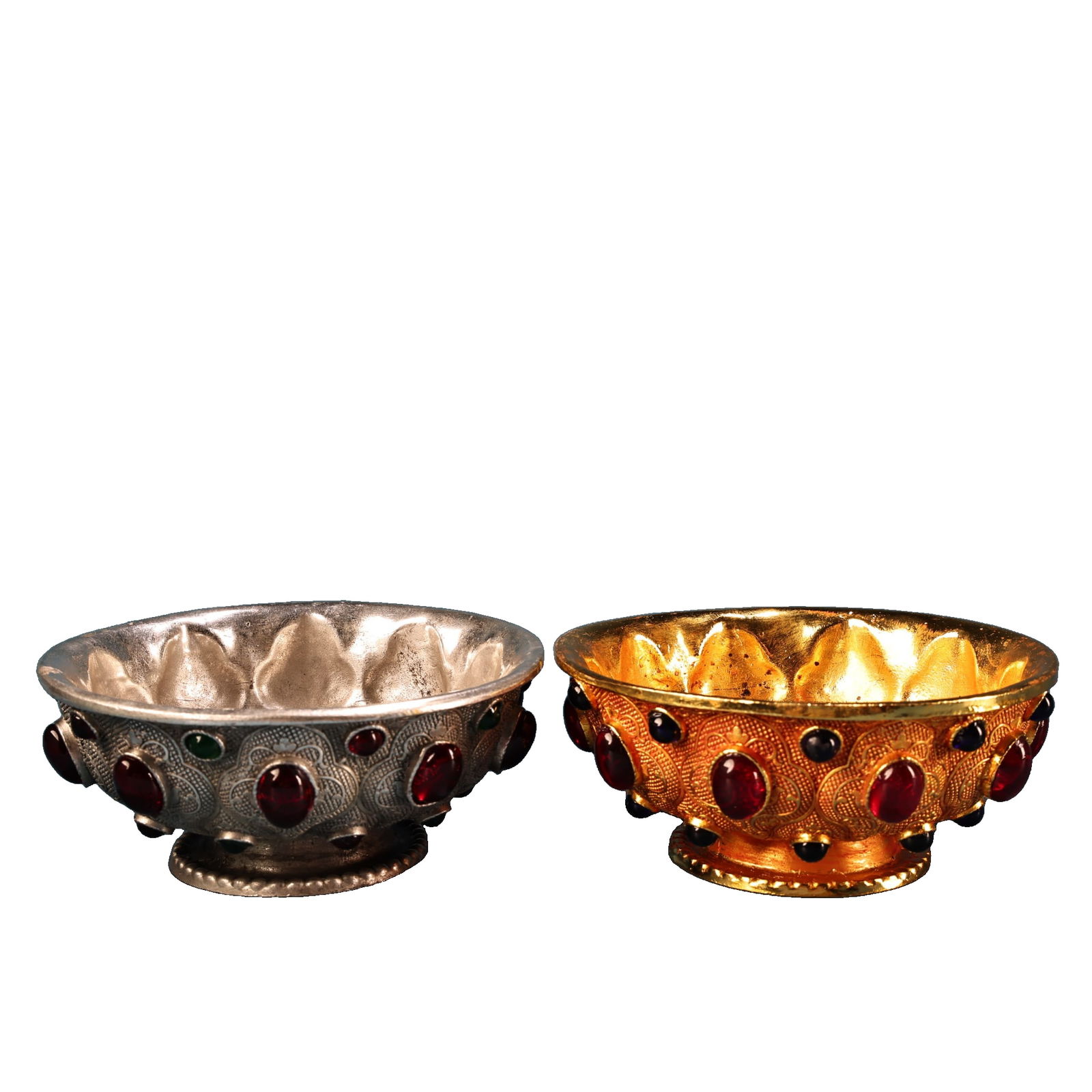 A pair of gem-encrusted bowls with high relief engraving and gold and silver plating (1 of 10)