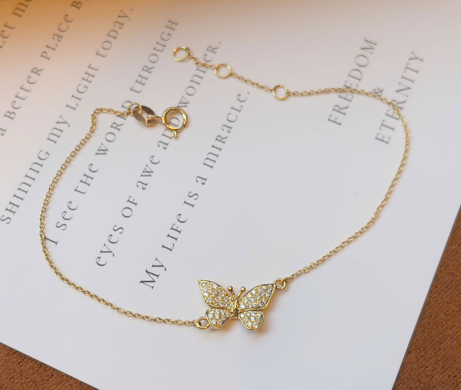 18k Full Diamond Butterfly Bracelet: 18k Full Diamond Butterfly BraceletWearing it is like keeping the sparkling starry sky and the lively butterflies on your wrist, K gold white is shipped at random