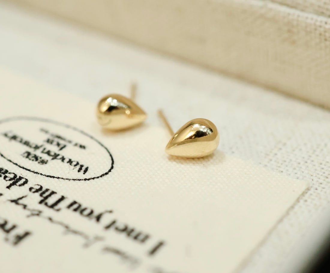 18K Gold Stud Earrings (1 of 8)