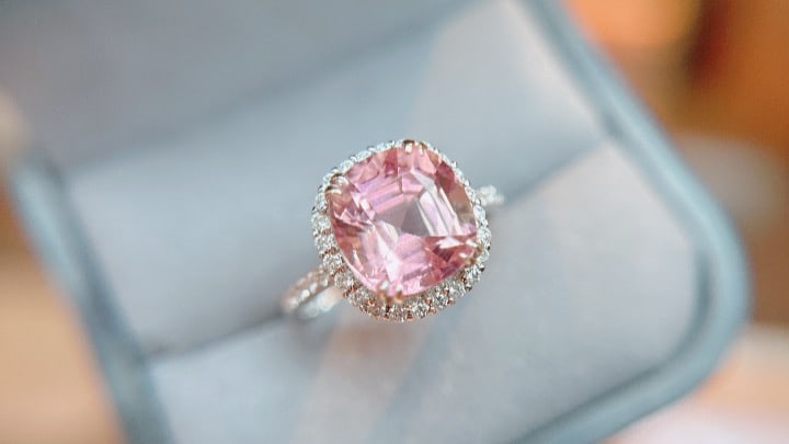 18K Gold Natural Tourmaline Ring: 18K Gold Natural Tourmaline RingCrystal is transparent and clean, simple and elegant designTotal weight 3.21g, stone weight 3.75ct, including 36 diamonds