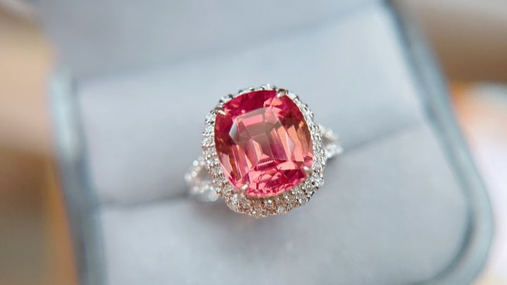 18K Gold Natural Tourmaline Ring: 18K Gold Natural Tourmaline RingCrystal is transparent and clean, with a simple and elegant styleTotal weight 4.55g, stone weight 5.1ct, with 72 diamonds