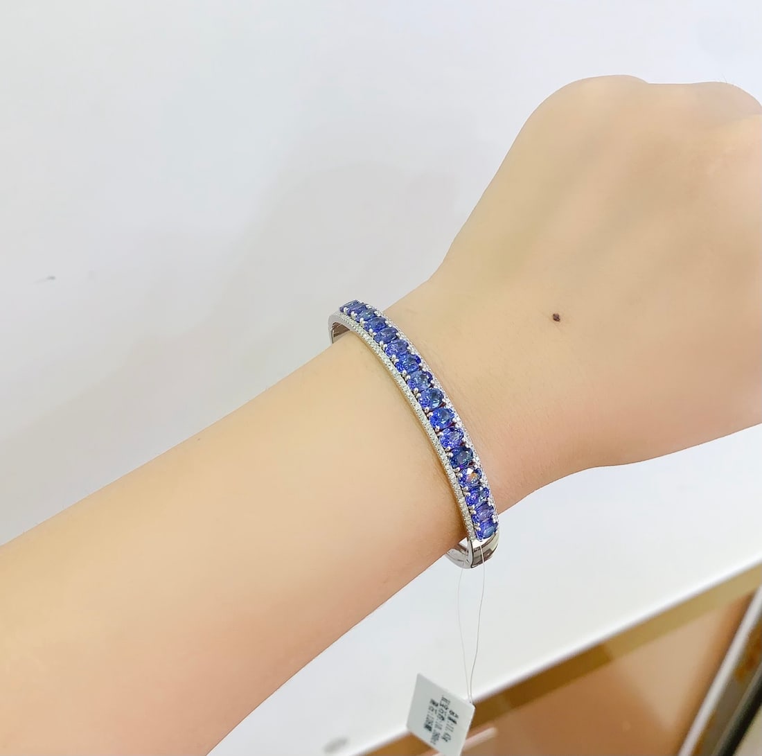 18k Natural Blue Sapphire Bracelet: 18k Natural Blue Sapphire BraceletTotal Weight: 11.43 gramsMain Stone: 10.26 caratsDiamonds: 126 pieces