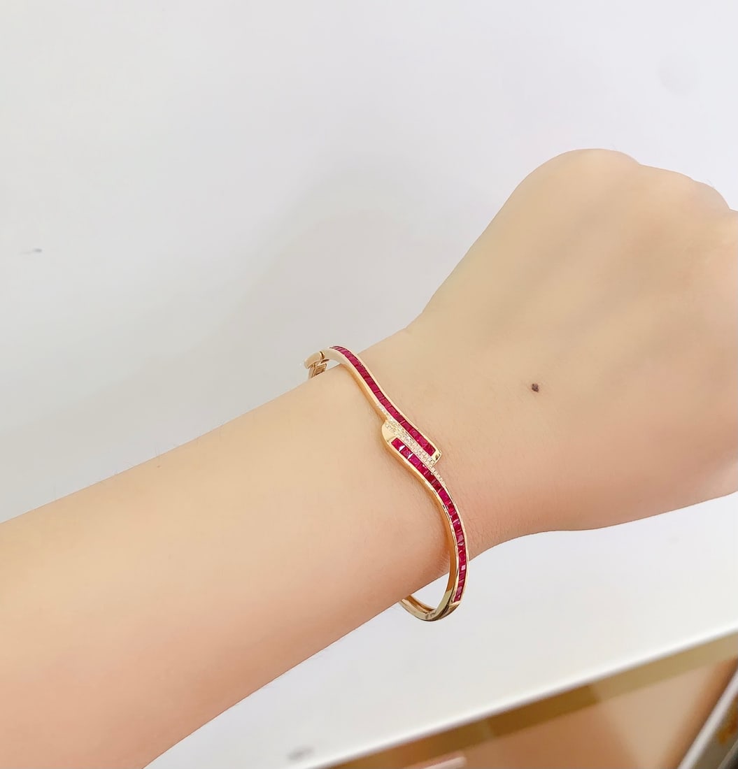 18K Natural Ruby Bracelet: 18k Natural Ruby BraceletTotal Weight: 7.78 gramsMain Stone: 5 caratsDiamonds: 40