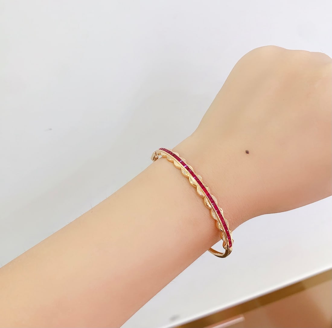 18k Natural Ruby Bracelet: 18k Natural Ruby BraceletTotal Weight: 6.73 gramsMain Stone: 3.8 caratsDiamonds: 36 pieces