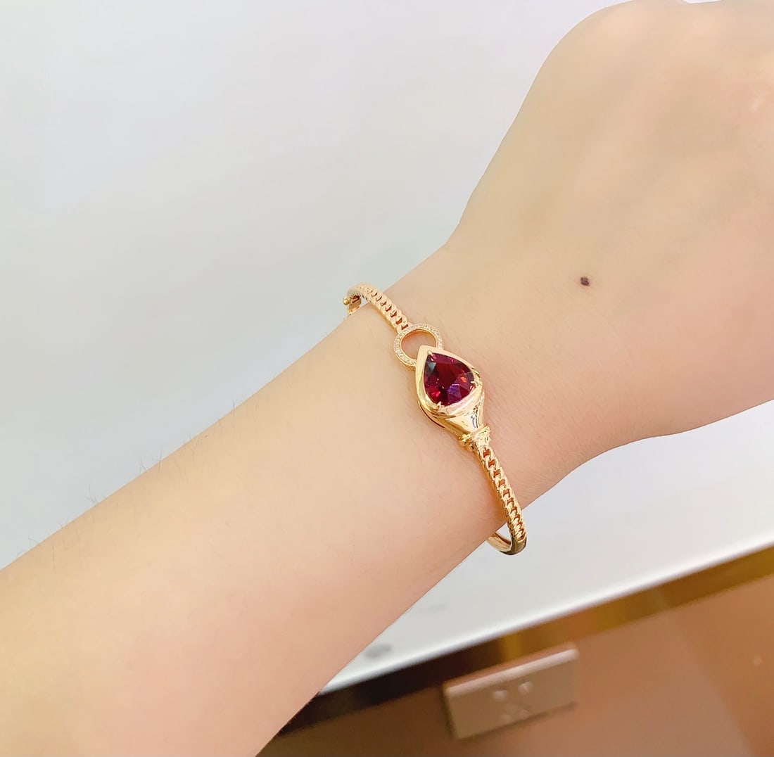 18k Natural Tourmaline Bracelet: 18k Natural Tourmaline BraceletTotal Weight: 6.63 gramsMain Stone: 4 caratsDiamonds: 23 pieces