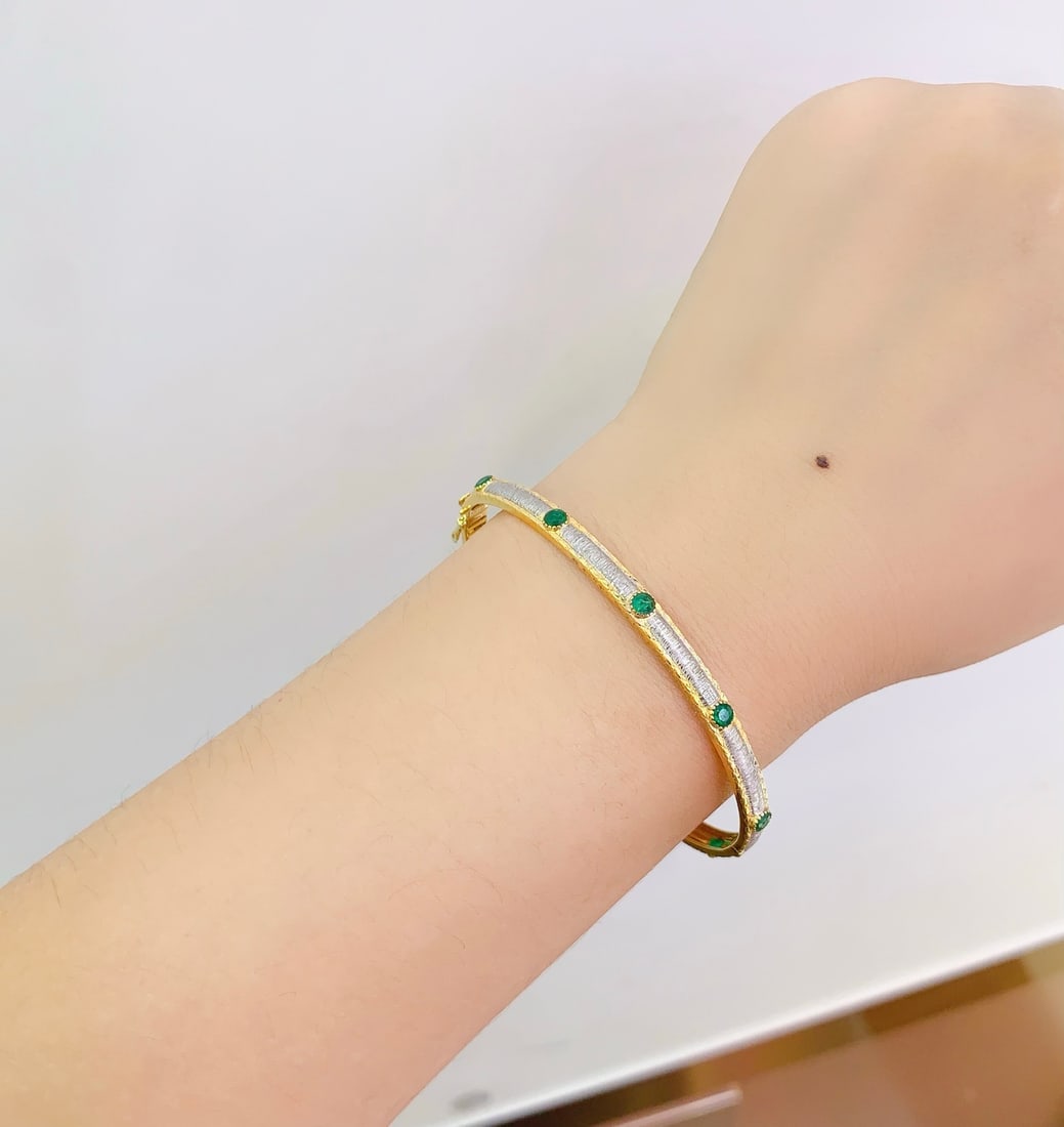 18k Natural Emerald Bracelet: 18k Natural Emerald BraceletTotal weight: 5.94 gramsMain stone: 2 carats
