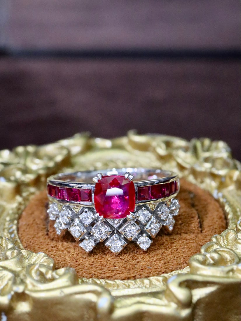 PT950 Ruby Ring: PT950 Ruby and Diamond Ring, PT950 gold weight 5.976g, main stone 1.12ct, ruby 0.68ct, diamond 0.271ct