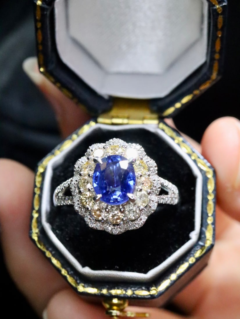 Pt950 Platinum Ring Set with Sri Lankan Sapphire: Pt950 Platinum Ring with Sri Lankan Sapphire, pt950 platinum set, main stone Royal Blue 1.4ct, very beautiful color, set with diamonds 0.78ct, gold weight 6.224 grams