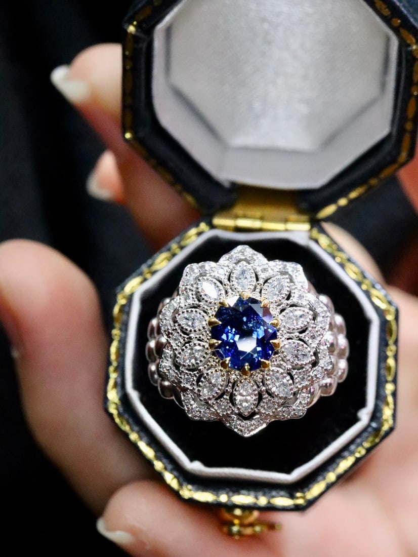 Pt950 Platinum Diamond Set Sapphire Ring: pt950 platinum diamond set sapphire ring, pt950 platinum weight 6.426g, main stone 1.12ct, diamond 0.13ct, cultured diamond 0.28ct