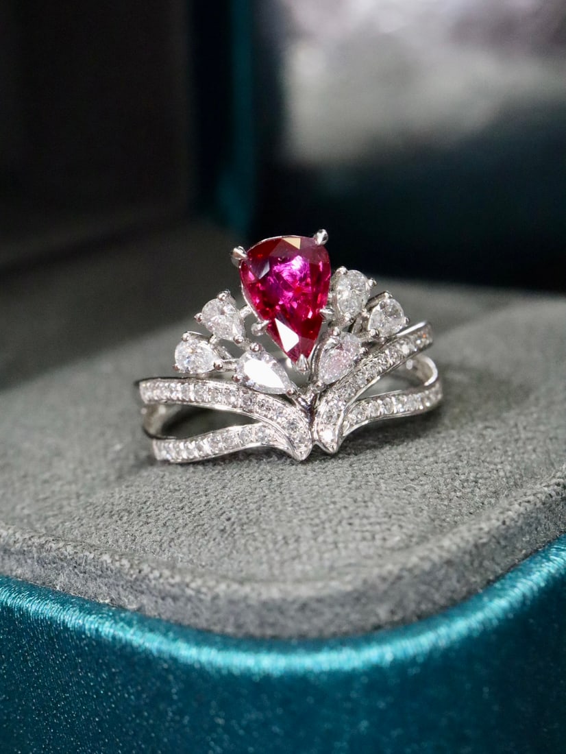 PT950 Platinum No Heat Ruby Ring: The queen's crown, a vintage and romantic ruby ring without burning. This crown-style ruby ring is full of presence on the hand, with a teardrop cut ruby of 1.01ct, the band adorned with diamonds