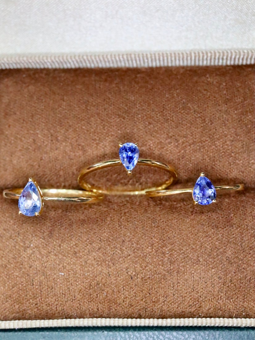 18K Sapphire Ring: 18K Sapphire RingTotal weight approximately 1.0g with main stone about 0.50ct