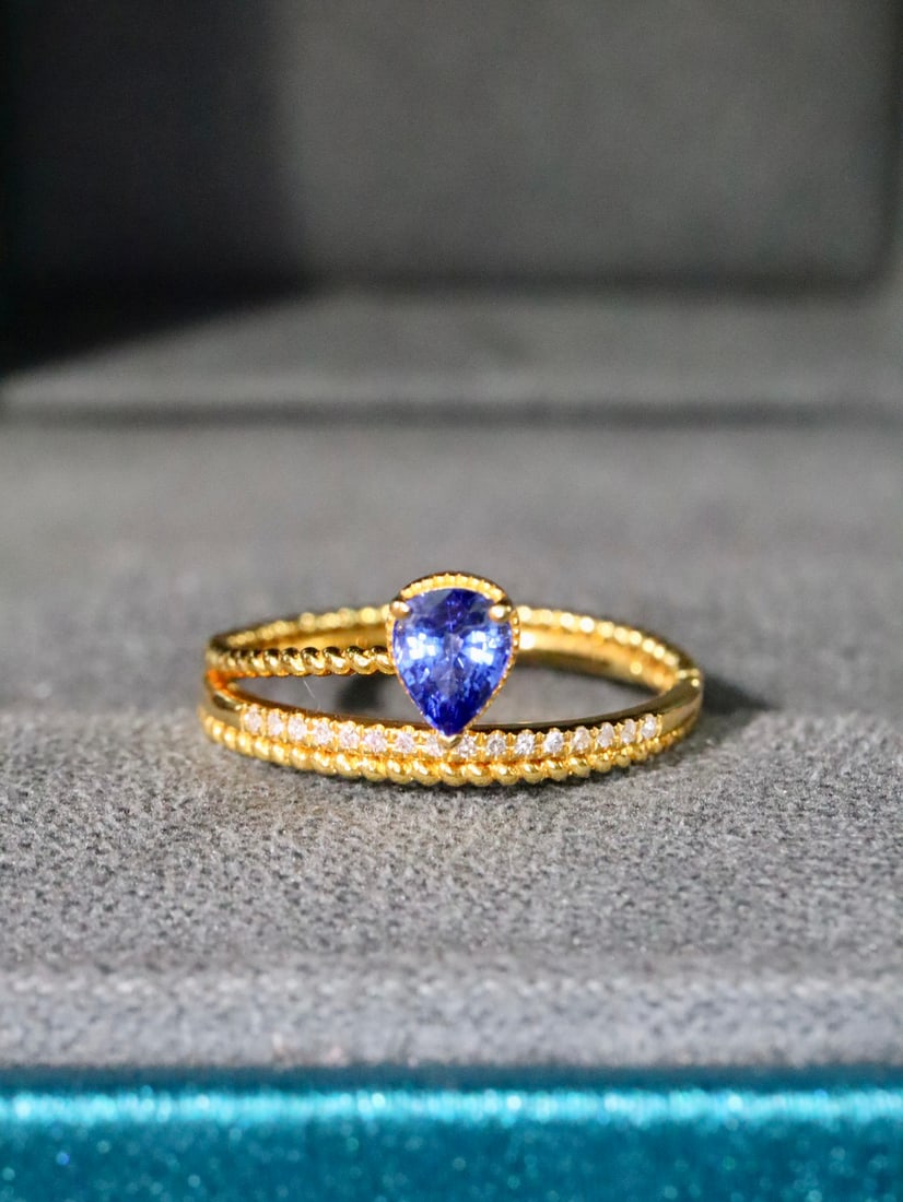 18K Sapphire Ring: 18K Sapphire RingTotal weight 1.88g, main stone 0.50ct diamond, 0.064ct