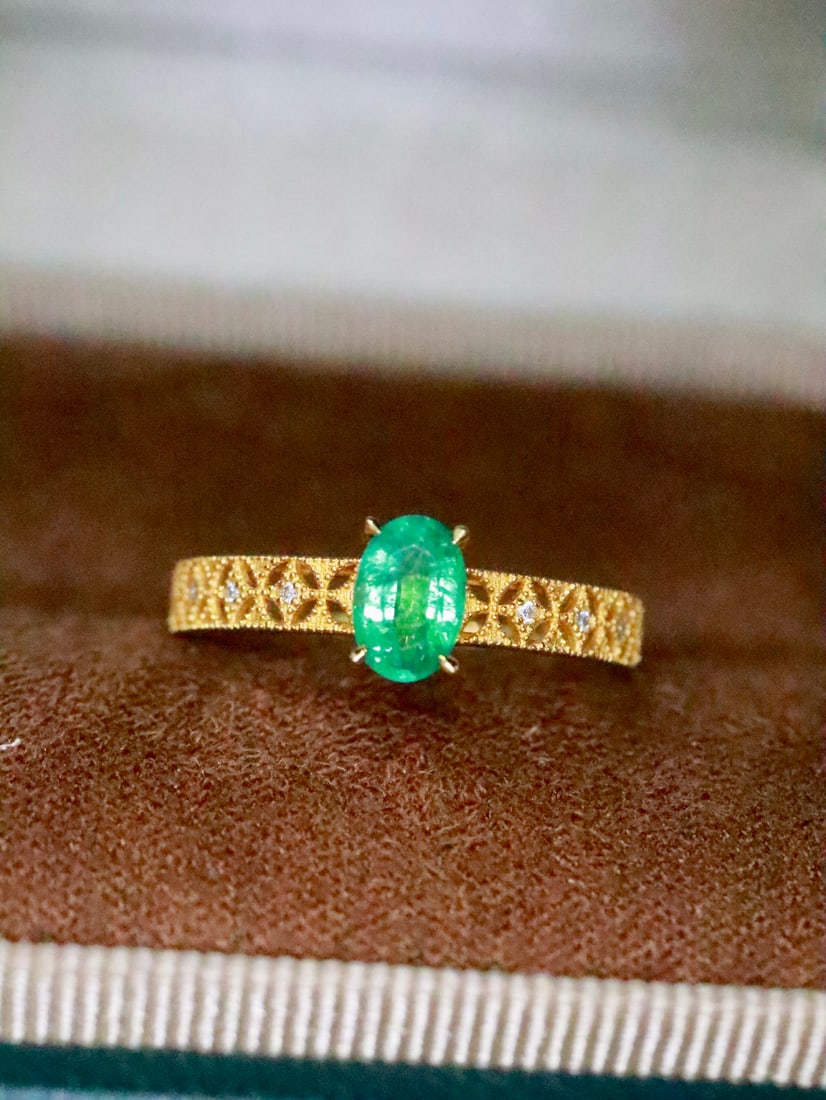 18K Emerald Ring: 18K Emerald Ring, Gold Weight 1.32g, Main Stone 0.50ct, Diamonds 0.024ct