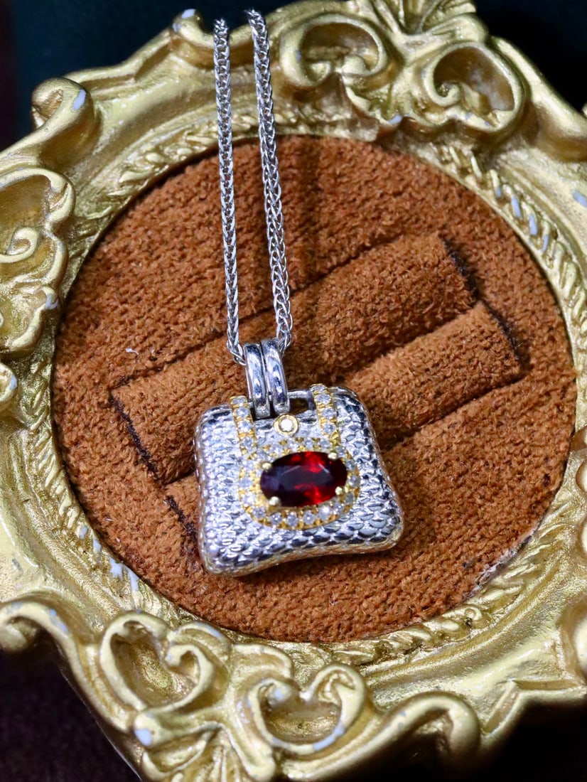PT950 Ruby Bag Pendant: PT950 Ruby Bag Pendant, gold weight approximately 2.0g, main stone about 0.30ct, diamonds 0.085ct