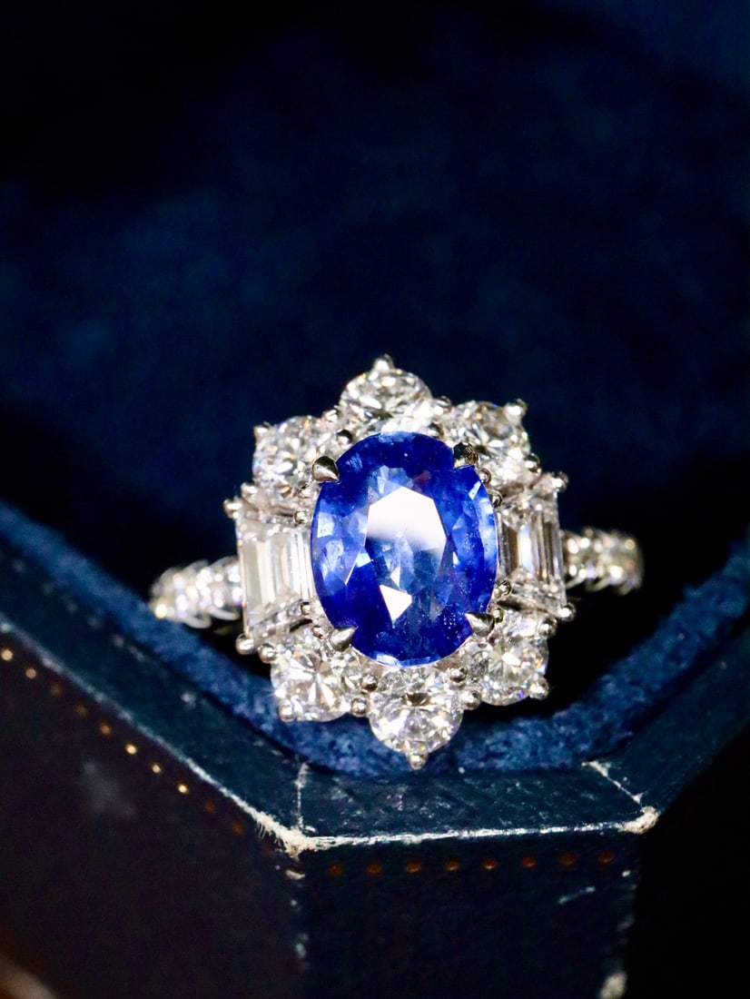 PT959 Sapphire Ring: Sapphire, the epitome of elegance and composure, with its rich blue hue, is mysterious and romantic, captivating at first glance. The main stone, weighing 2.0ct, has a fresh and elegant color. The set