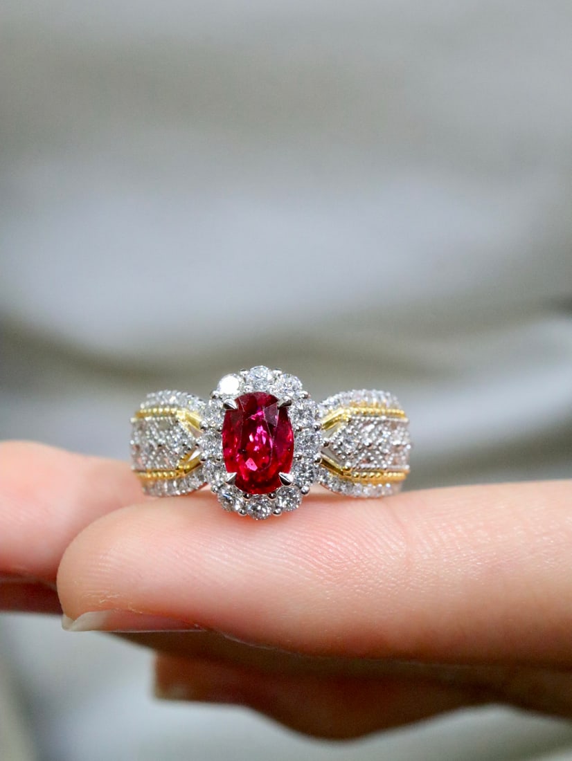 PT950 Ruby Ring: French lace pigeon blood red ring, French lace ring arm, matched with a high sense of pigeon blood red, the red of winter is really beautiful, wearing a high sense of high-end, international heavy ind