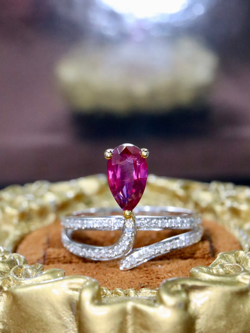 18k Ruby Ring: 18k Ruby Ring with 1.44ct main stone, total weight 2.19g, diamonds 0.252ct