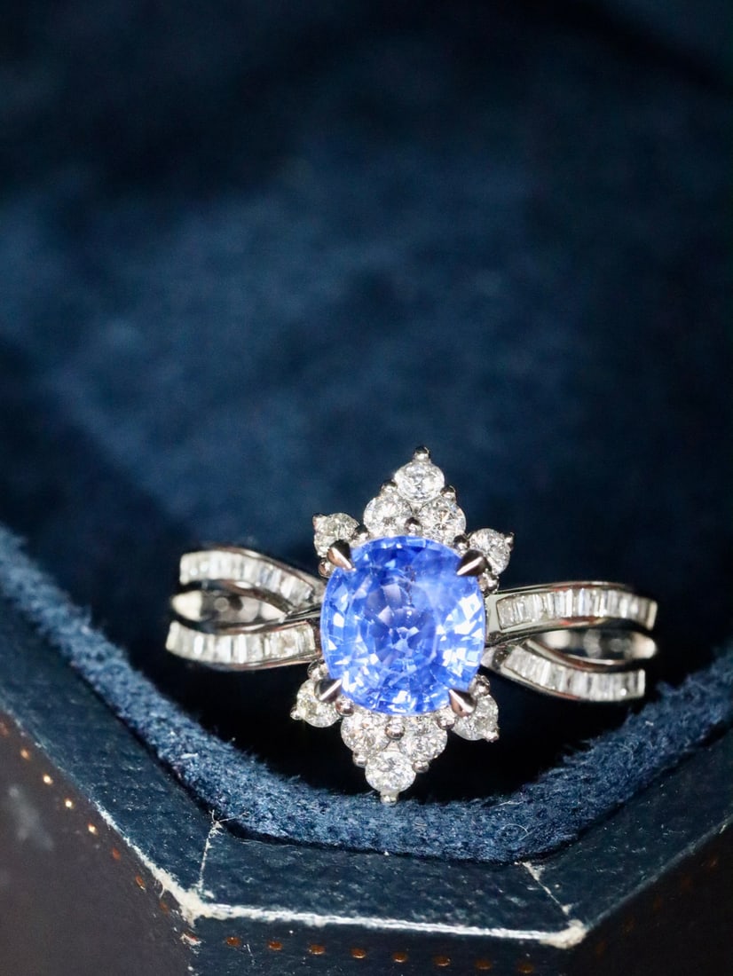 18K Sri Lankan Blue Sapphire Ring: 18K Sri Lankan Blue Sapphire RingTotal weight 3.25g, main stone 1.01ct, diamonds 0.52ct