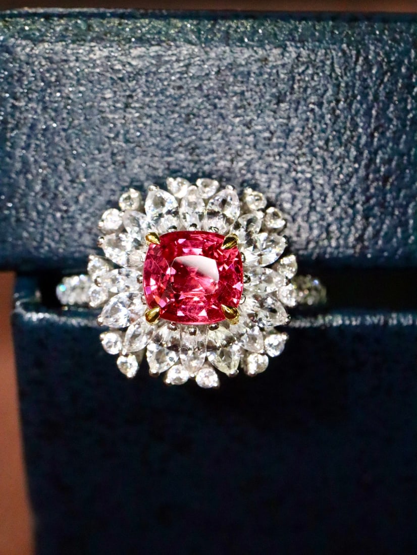 18k Spinel Ring: 18k Spinel Ring, Set with High Quality Diamonds 0.476ct/Center Stone 1.17ct, Gold Weight 3.09g