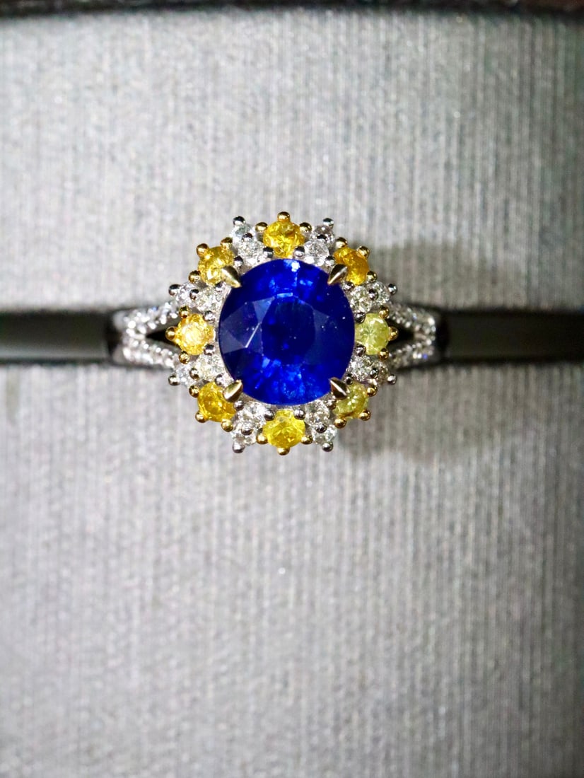 Natural 18K Sapphire Ring: Natural 18K Sapphire RingMain Stone 1.64ct, Diamond 0.48ct, Total Weight 3.642gSri Lankan Royal BlueHigh-Quality Diamonds, Fine CraftsmanshipThe entire ring is full of high-end feel, shows off white