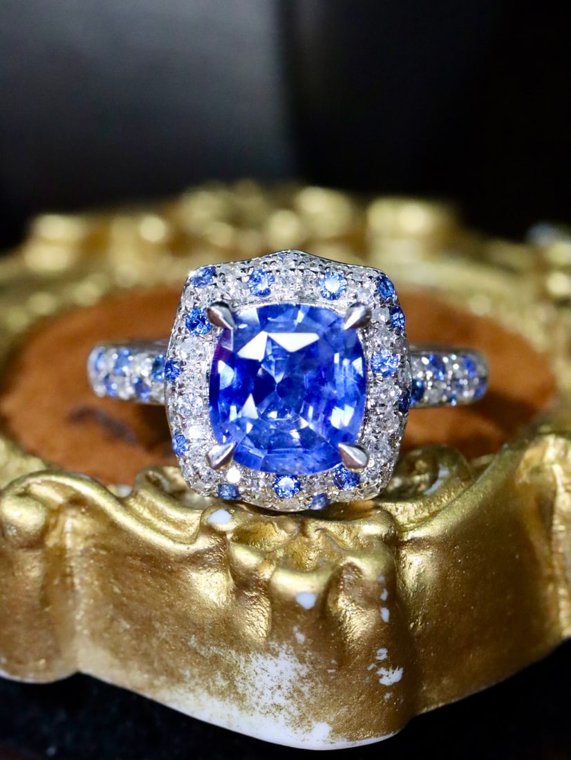 18K Sapphire Ring: 18K Sapphire Ring, Total Weight 3.302g, Main Stone 1.54ct Diamond, 0.256ct Sapphire, 0.195ct